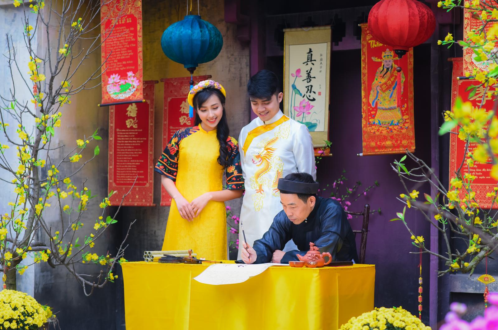 Tục treo câu đối trong nhà ngày xuân là một thú vui tao nhã thể hiện trí tuệ và nghệ thuật chơi chữ của người sử dụng câu đối.